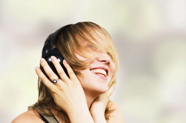 幸せな女の子、音楽を聴く — ストック写真