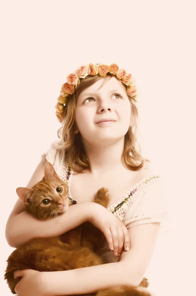 Liten flicka med katt — Stockfoto