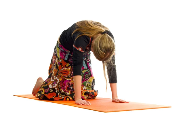 Marjariasana, une position dans le Yoga, est également appelé position inclinaison du chat — Photo
