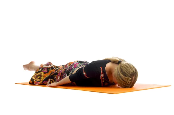 Ardha shalabhasana, uma posição no Yoga, também é chamado de meio gafanhoto — Fotografia de Stock