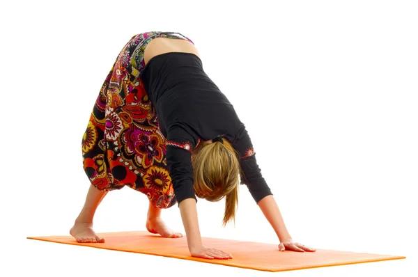 Adho mukha shvanasana, uma posição no Yoga, também é chamado de virado para baixo — Fotografia de Stock