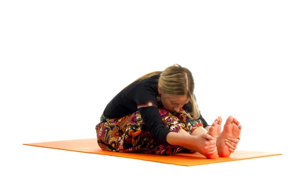 Paschimottanasana, en position i yoga, kallas även sittande framåt krökning — Stockfoto