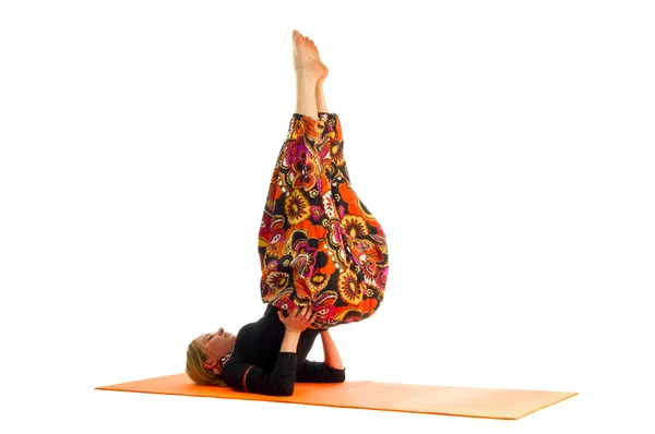 Ardha sarvangasana, eine Position im Yoga, wird auch als Halb-Schulter-Stand bezeichnet — Stockfoto