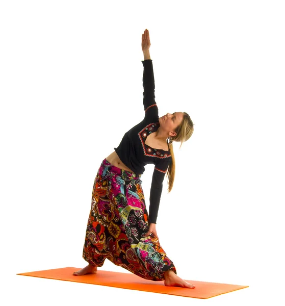 Viparita virabhadrasana, una posición en Yoga, también se llama Reverse Warrio —  Fotos de Stock