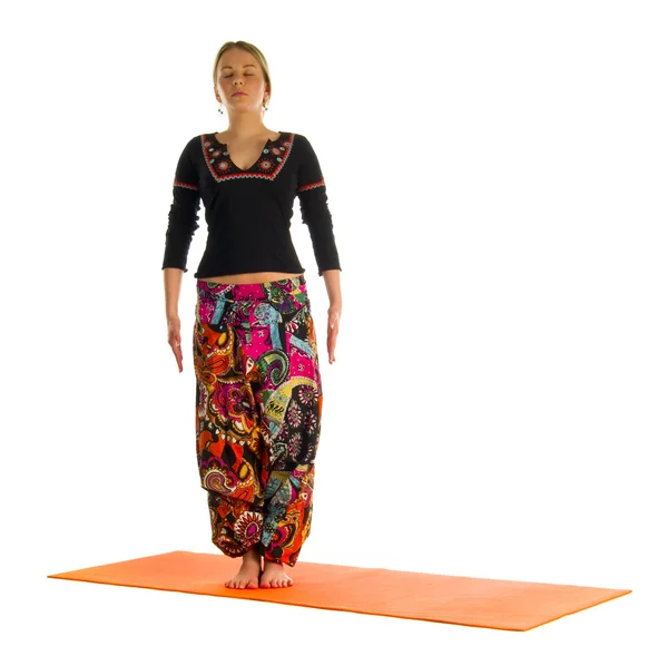 Tadasana, een positie in yoga, is een afkorting berg pose — Stockfoto