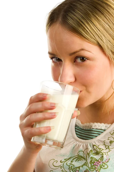 喝牛奶的漂亮女孩 — 图库照片