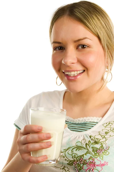Красивая девушка пьет молоко — стоковое фото