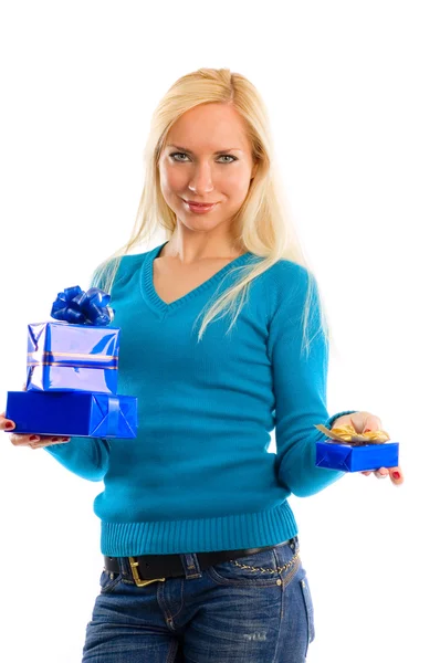 Дівчина з подарунковою коробкою в руці — стокове фото