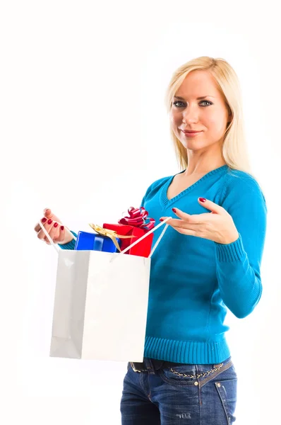 Flicka med presentera box i hand — Stockfoto