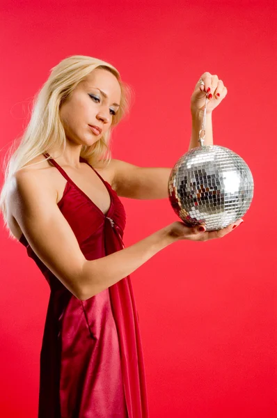 Modelo de glamour com bola de discoteca — Fotografia de Stock