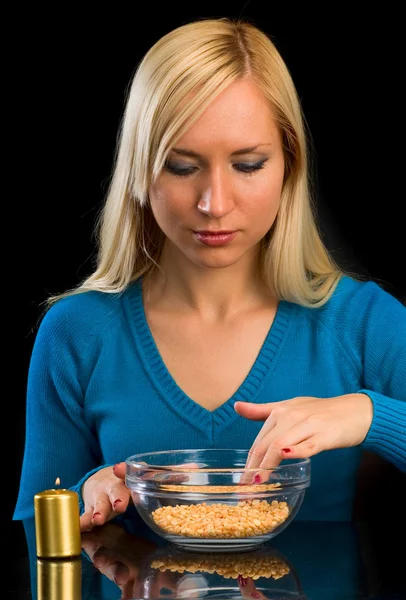Girl prepares some food — Stock Photo, Image