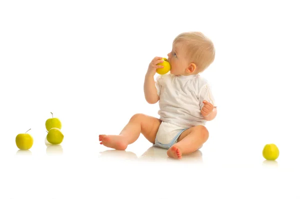 Piccolo ragazzo mangiare una mela — Foto Stock