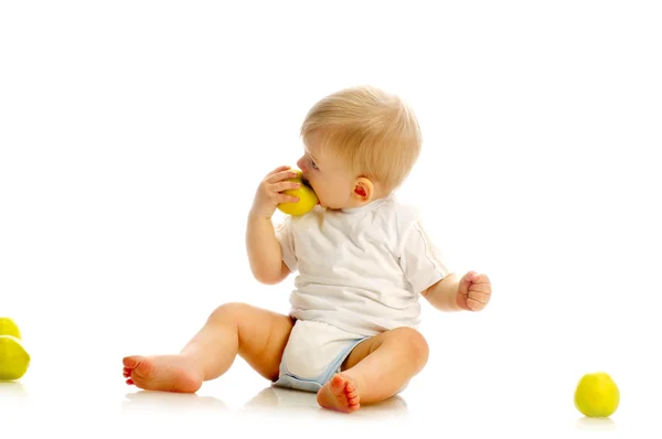 Petit garçon mangeant une pomme — Photo