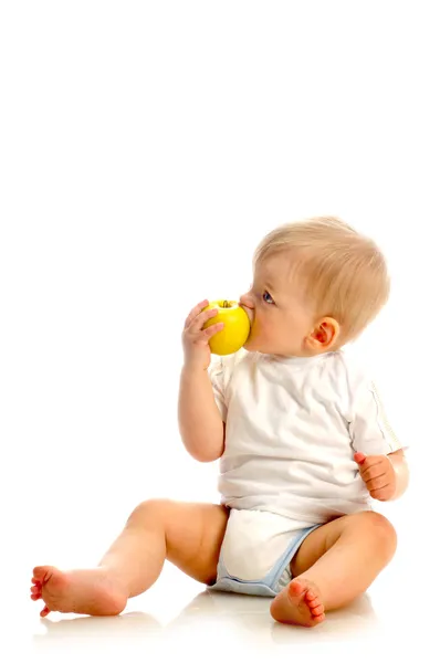 Piccolo ragazzo mangiare una mela — Foto Stock