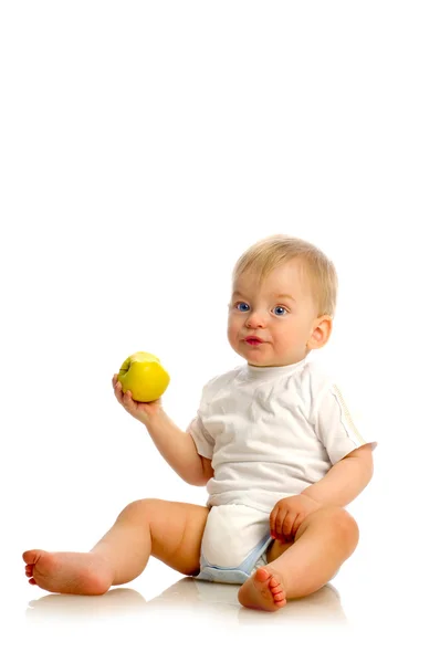 Menino pequeno comendo uma maçã — Fotografia de Stock