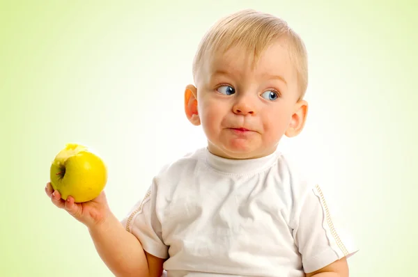Menino pequeno comendo uma maçã — Fotografia de Stock