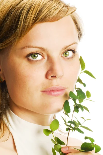 Красивая девушка с зеленым растением — стоковое фото