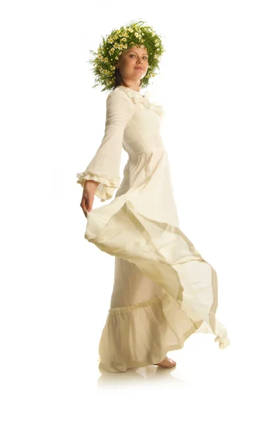 ヒナギクの花輪で美しい少女 — ストック写真