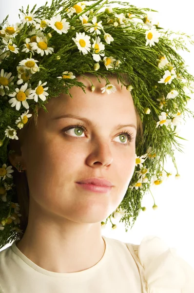 Beautiful girl in wreath of daisies — Stock Photo, Image