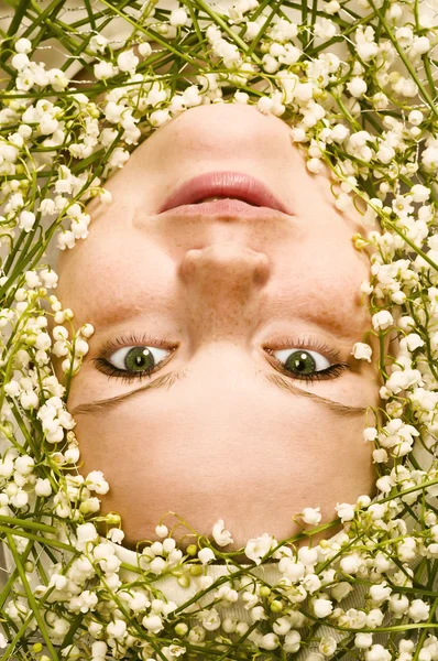 Лицо девушки в лилиях мая — стоковое фото