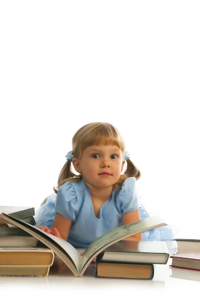 Девушка со стопкой книг — стоковое фото