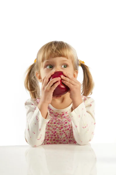 Klein meisje eten apple — Stockfoto