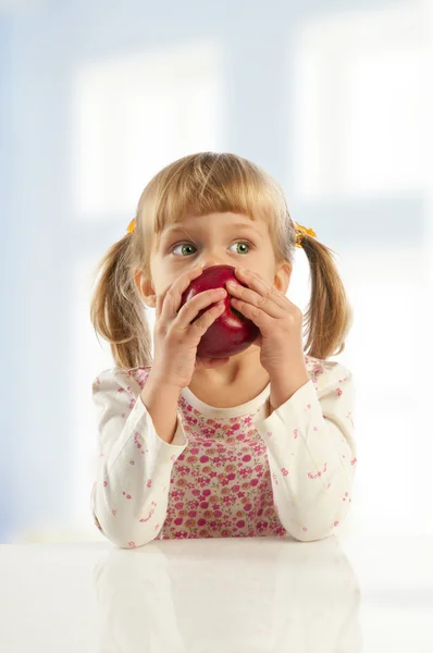 Klein meisje eten apple — Stockfoto