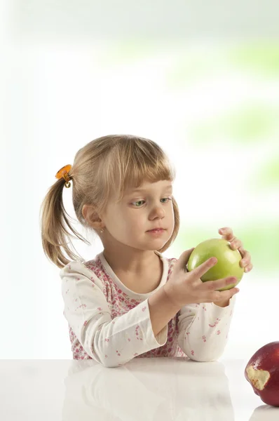 小さな女の子の食用リンゴ — ストック写真