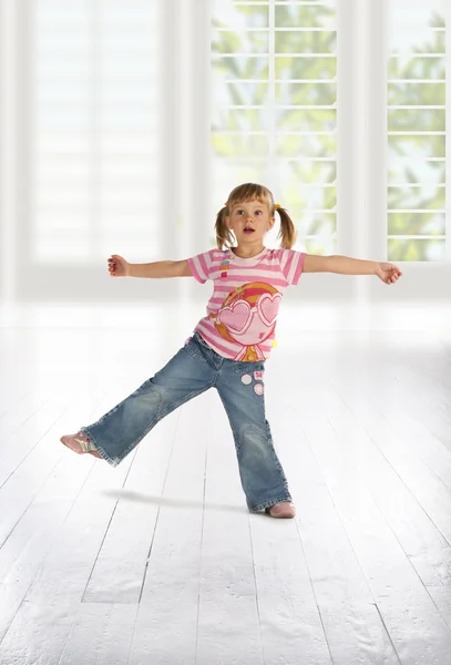 幸せな子供ダンス — ストック写真