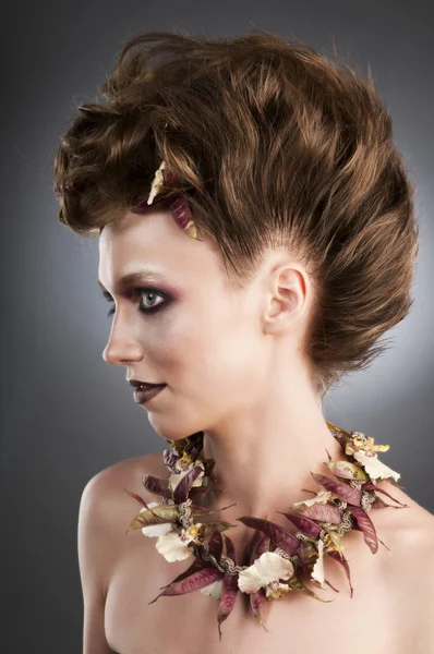 Aantrekkelijke mode portret met floristic ketting. — Stockfoto