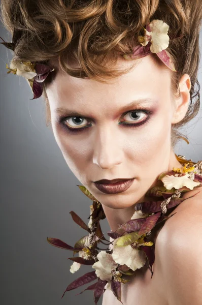 Attraktiva mode porträtt med floristiska halsband. — Stockfoto