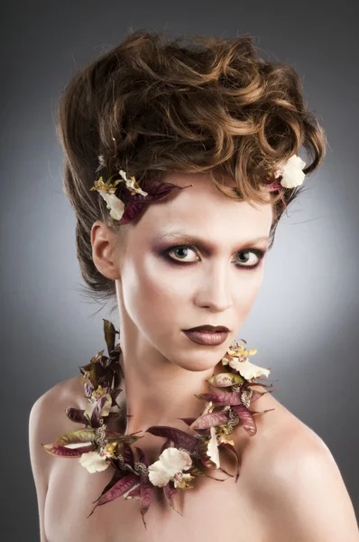 Retrato de moda atraente com colar florístico . — Fotografia de Stock