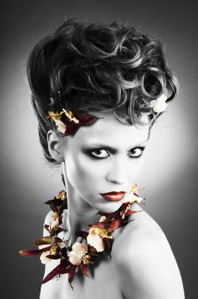 Atraktivní módní portrét s floristické náhrdelník. — Stock fotografie