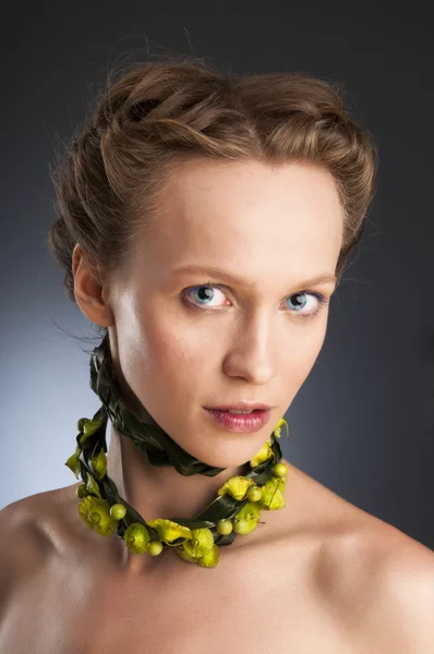 Aantrekkelijk meisje portret met floristic ketting. — Stockfoto