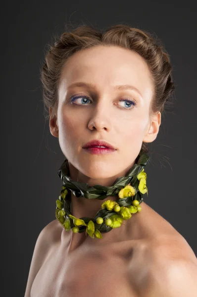 Aantrekkelijk meisje portret met floristic ketting. — Stockfoto
