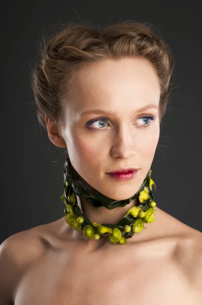 Attrayant portrait de fille avec collier fleuriste . — Photo