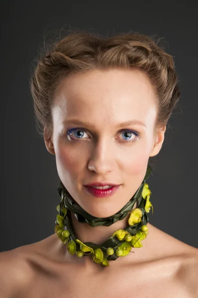 Attraente ragazza ritratto con collana fioristica . — Foto Stock