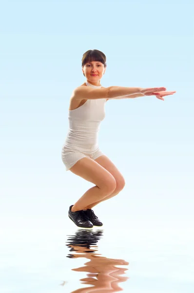 Atractiva joven morena haciendo ejercicios activos — Foto de Stock
