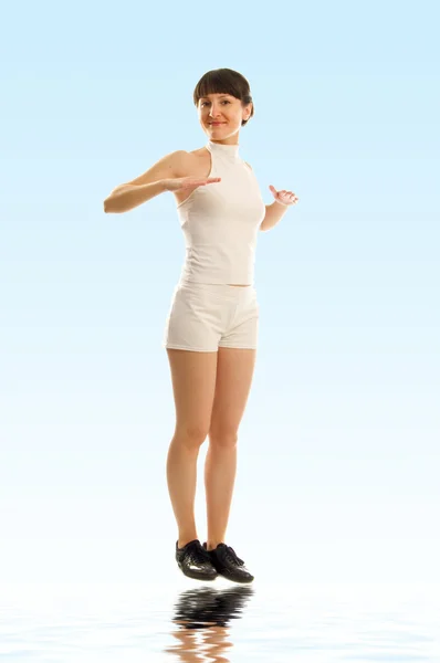 Menina morena jovem atraente fazendo exercícios ativos — Fotografia de Stock