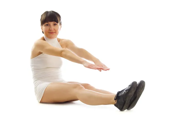 Attrayant jeune fille brune faisant des exercices actifs — Photo