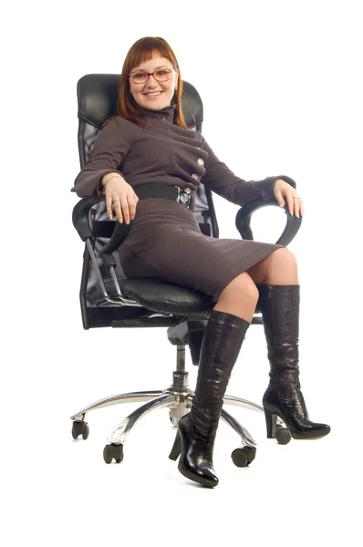 Junge Geschäftsfrau sitzt auf Stuhl — Stockfoto