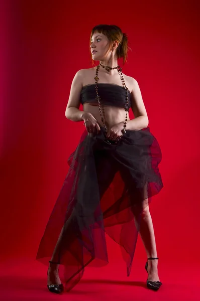 Glamourmodell på röd bakgrund — Stockfoto