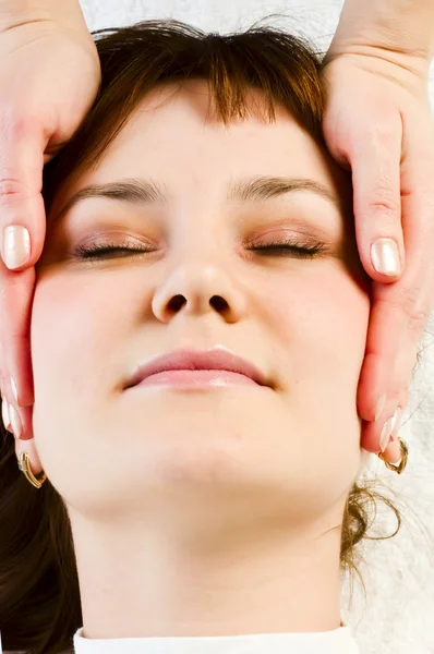 Flickan ler samtidigt få massage — Stockfoto