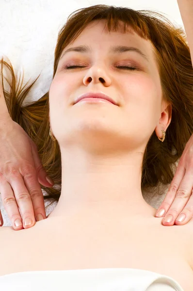 Dziewczyna uśmiechając się podczas masażu — Zdjęcie stockowe