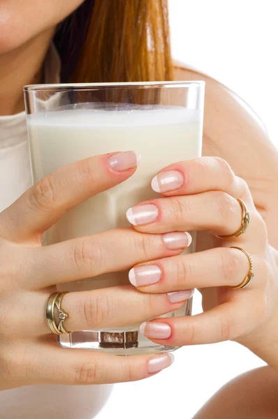 Девушка со стаканом молока, крупным планом — стоковое фото