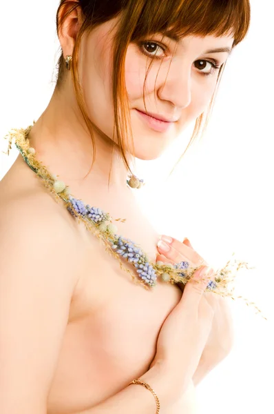 Ładna dziewczyna topless z dekoracje kwiatowe — Zdjęcie stockowe