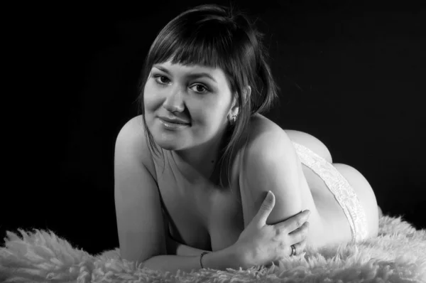 Söt flicka topless, på en svart bakgrund — Stockfoto