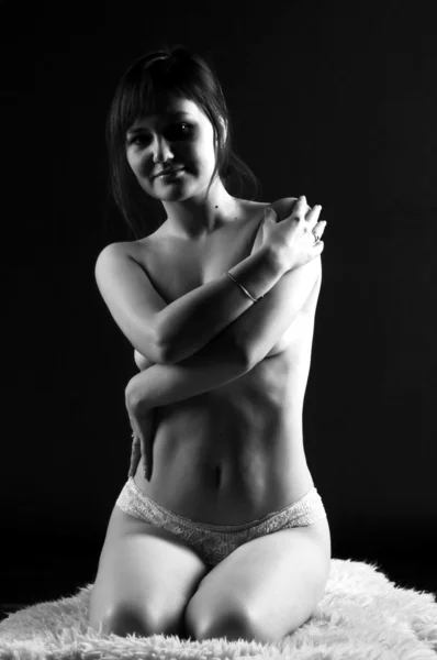 Bella ragazza in topless, su uno sfondo nero — Foto Stock