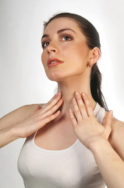 Atractiva joven morena recibiendo masaje facial —  Fotos de Stock
