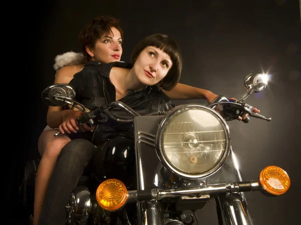Lontano sguardo motociclista ragazza con angelo custode — Foto Stock